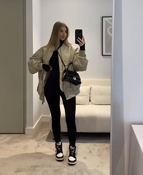 Jess Hunt Outfit Winter, Jordan Outfits Womens Winter, Jess Hunt Style, Jess Hunt Instagram, Jess Hunt Outfit, Kelly Jenner, Uni Clothes, Black Sweatpants Outfit, Jordan Outfits Womens