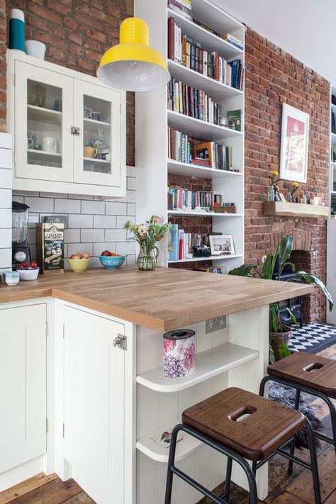 Breakfast Bar Small Kitchen, Small Kitchen Countertops, Small Breakfast Bar, Small Kitchen Bar, Small Kitchen Renovations, Kitchen Bar Counter, Kitchen Peninsula, Narrow Kitchen, London Kitchen