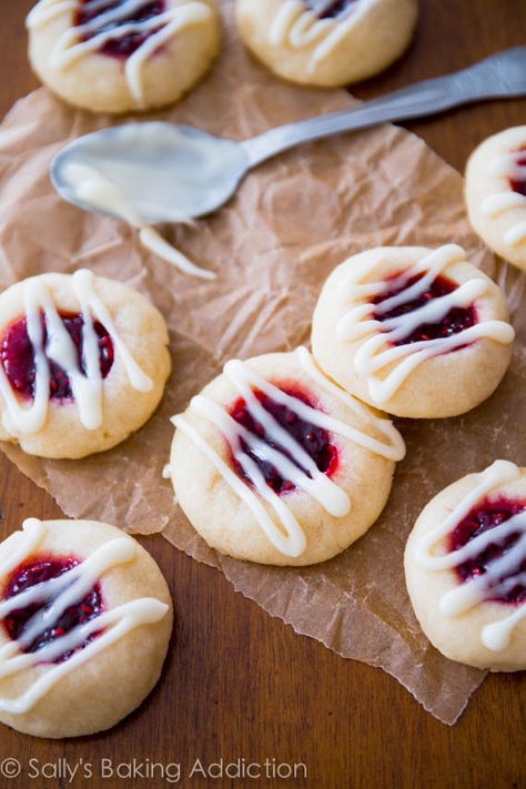 How to make Raspberry Almond Thumbprint Cookies with step-by-step photos! Buttery and melt-in-your-mouth amazing. sallysbakingaddiction.com Thanksgiving Recipes Side Dishes Healthy, Raspberry Almond Thumbprint Cookies, Almond Thumbprint Cookies, Raspberry Thumbprint, Sallys Baking, Almond Shortbread Cookies, Thumbprint Cookies Recipe, Sally's Baking, Raspberry Almond