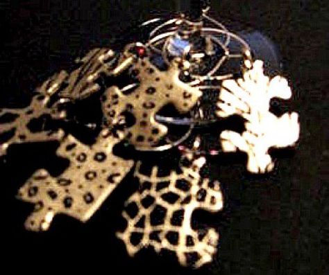 Jigsaw Puzzle Crafts, Puzzle Piece Art, How To Make Crafts, Puzzle Piece Crafts, Useful Crafts, Decoupage Glue, Puzzle Jewelry, Puzzle Crafts, Puzzles Gifts