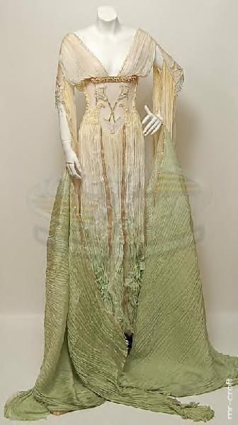 "Van Helsing" Verona bride dress... you know... this dress doesn't look so bad when you take away that neck thing... Gaun Abad Pertengahan, Van Helsing, Fantasy Dresses, Movie Costumes, Fantasy Dress, Historical Dresses, Historical Clothing, Fantasy Fashion, Old Fashion