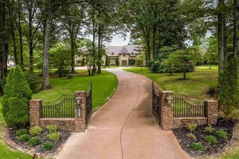 Dirt Road Driveway Entrance, Long Driveway House, Driveway Entry Signs, Private Driveway Entrance, Long Driveway Entry Landscaping, Farm Driveway Entrance Landscaping, Front Garden Ideas Driveway Entrance, Driveway Landscaping Entrance Country, Driveway Entrance Landscaping Country