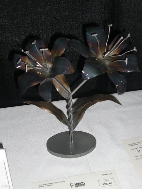 Welding Metal Flowers, Plasma Table Projects, Welded Metal Flowers, Welded Flower Bouquet, Metal Flowers Welding, Beginner Welding, Metalwork Projects, Metal Lily Flower, Metal Figures