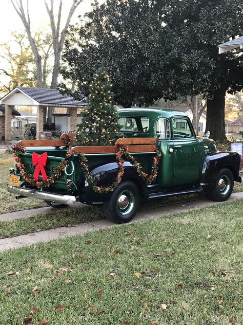 Christmas Farm Decorations, Christmas Parade Truck Ideas, Vintage Trucks For Sale, Christmas Car Decorations, Green Truck, Christmas Red Truck, Vintage Pickup Trucks, Cowboy Christmas, Christmas Parade