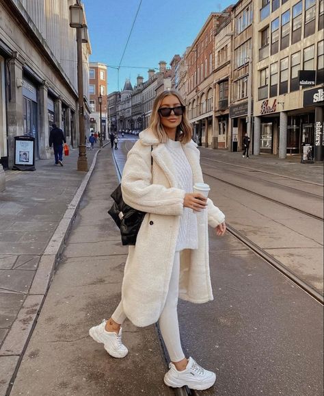 Alexx Coll, White Outfit Ideas, Street Style Jacket, Teddy Bear Coat, Streetwear Chic, Trendy Jackets, All White Outfit, White Outfit, Urban Street Style