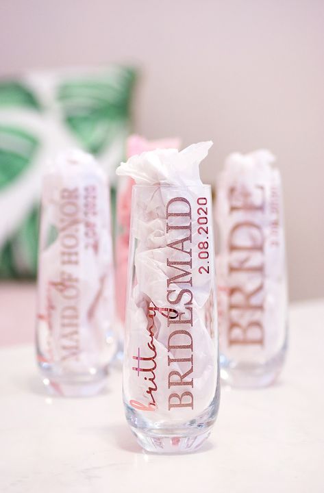 Bridesmaid Cups For Wedding, Bridal Party Cup Ideas, Bridesmaids Cricut Ideas, Bridesmaid Custom Gifts, Bridesmaid Cups Diy, Champagne Flutes Personalized, Bridesmaids Cups Ideas, Bridesmaid Glasses Champagne, Cricut Aesthetic