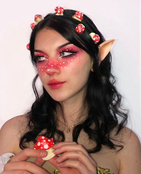 Elf Ears Costume, Santa Elf Makeup, Mushroom Elf Makeup, Mushroom Elf Costume, Mushroom Makeup Looks, Gnome Makeup, Mushroom Fairy Makeup, Mushroom Fairy Costume, Christmas Elf Makeup