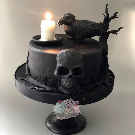 Halloween Cake Decorating Ideas, Gothic Birthday Cakes, Spider Webs Halloween, Halloween Cake Ideas, Goth Cakes, Horror Cake, Gothic Cake, Purple Cakes Birthday, Halloween Cake Decorating