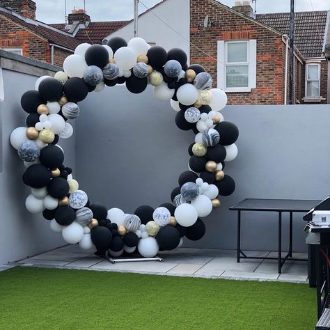 White And Black Baloon Decoration, Circle Birthday Decoration, Black White And Gold Decorations, Black And White Balloon Arch, Balloon Topiary, Black And White Balloons, Balloons Galore, Flamingo Birthday Party, Birthday Balloon Decorations