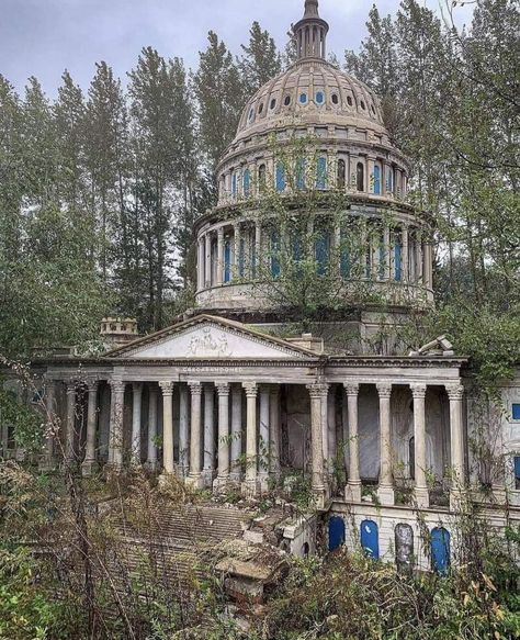 Creepy Old Houses, Capital Building, Urban Exploration Photography, Desert Places, Old Abandoned Buildings, Apocalypse Aesthetic, Abandoned Homes, Beautiful Ruins, Old Abandoned Houses