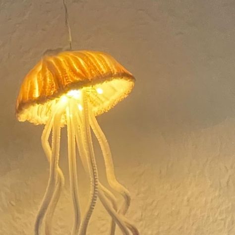 Jellyfish Lamp Diy, Pipe Cleaner Lamp, Pipe Cleaner Jellyfish, Underworld Party, Jelly Fishes, Pipe Cleaner Projects, Hanging Jellyfish, Diy Father's Day Cards, Diy Jellyfish