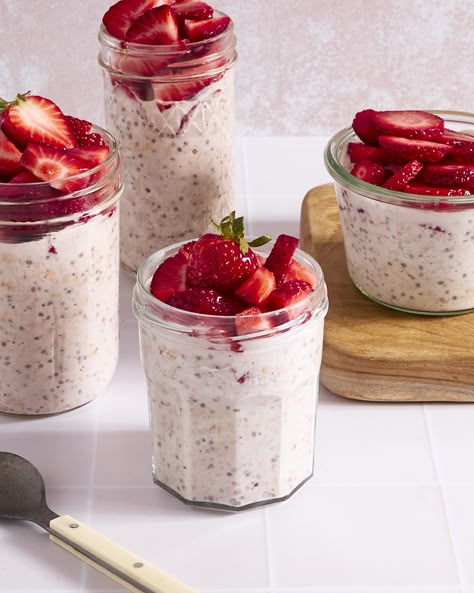 Strawberry Milk Overnight Oats - Brocc Your Body Overnight Oats Meal Prep, Oats Meal Prep, Brocc Your Body, Overnight Oats In A Jar, Strawberry Overnight Oats, Protein Overnight Oats, Chia Recipe, Breakfast Bites, Soup Dinner