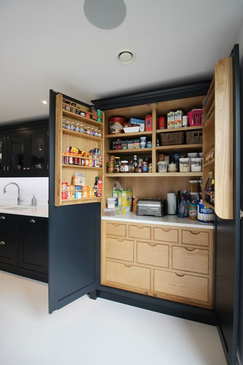 Pantry Design With Doors, Large Family Kitchen Layout, Kitchen Design Big Space, Wedding Floor Lights, Large Pantry Cupboard, Kitchen Design Functional, Big Open Plan Kitchen Dining Living, Hidden Worktop Kitchen, Rectangle Kitchen Diner Layout