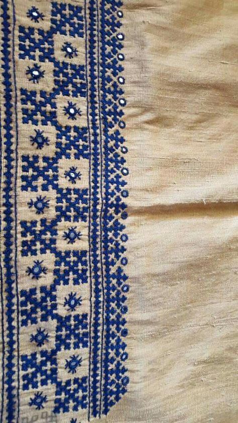 Kutch Work Saree, Col Crochet, Kutch Work Designs, Embroidery Lessons, Kutch Work, Kurti Embroidery Design, Border Embroidery Designs, Handmade Embroidery Designs, Embroidery Works