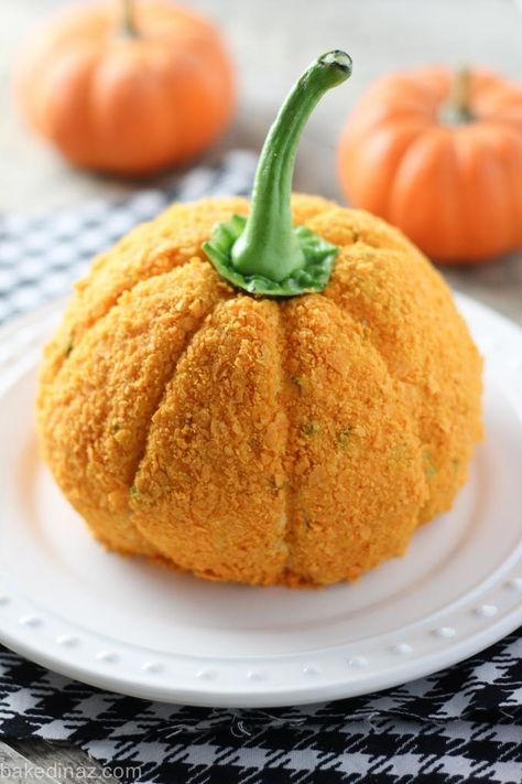 22. Pumpkin Cheese Ball 31 Pumpkin-Shaped Foods That Will Put You In The Halloween Spirit Halloween Finger Foods, Halloween Appetizers Easy, Halloween Food Appetizers, Diy Easy Recipes, Image Halloween, Party Appetizers Easy, Halloween Appetizers, Cheese Ball Recipes, Party Finger Foods