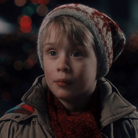 Kevin Alone At Home, Kevin Home Alone, Home Alone 1, Christmas Wallpaper Aesthetic, Horror Vibes, 90s Films, Movie Home, Home Alone Movie, Kevin Mccallister