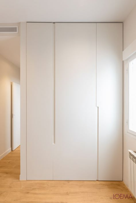 Wardrobe Shutter Design, Bedroom Built In Wardrobe, Closet Design Layout, Wardrobe Door Designs, Home Hall Design, Wardrobe Interior Design, Wardrobe Room, Wall Closet, Wardrobe Design Bedroom