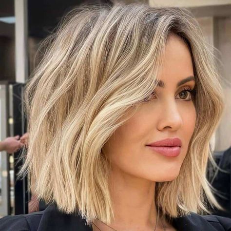 Inverted Bob Haircuts Shoulder Length, Bob Hairstyles For 2023, Lob Bob, Current Haircuts, Wavy Bob Long, 40 Hairstyles, Wavy Bob Haircuts, Wavy Bob Hairstyles, Dirty Blonde Hair