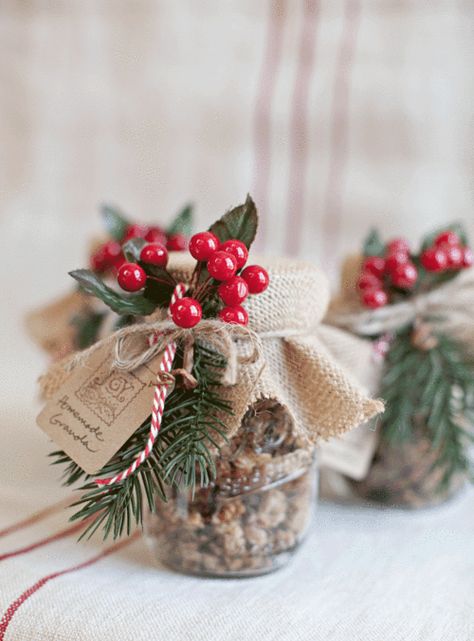 Christmas is my favorite! There are tons of ideas out there that inspire me so much. So today I’m rounding up 20 Easy and Thoughtful Christmas Gift Ideas as apart of THE Ultimate Christmas Idea Round Up hosted by Nest Of Posies!  Below you will find a collection of gifts that inspire me and … Granola Gift, Vegan Christmas Gifts, Edible Christmas Gifts, Christmas Hostess Gifts, Christmas Hostess, Diy Edible, 25 Days Of Christmas, Christmas Favors, Thoughtful Christmas Gifts