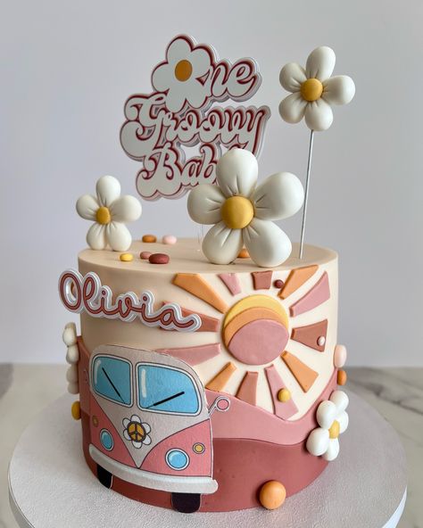 Groovy Two Birthday Cake, Groovy One First Birthday Cake, 70s Theme Cake, Two Groovy Birthday Cake, Groovy Cake Ideas, 60s Cake, Cake Daisy, Groovy Cake, Hippie Cake