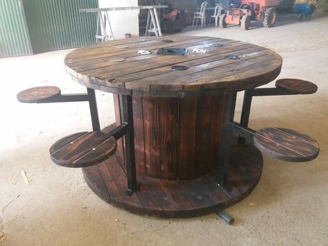 Wooden Reel Ideas, Cable Wheel Ideas, Large Wire Spool Ideas, Wood Spool Furniture, Spool Table Ideas, Wooden Spool Ideas, Wood Spool Tables, Wire Spool Tables, Cable Spool Furniture