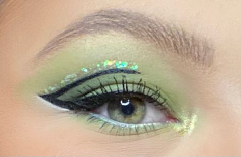 Make Up Concert, Green Eyeshadow Look, Eyes Graphic, Green Makeup, Graphic Liner, Green Eyeshadow, Natural Lashes, Eye Make, Eyeshadow Looks