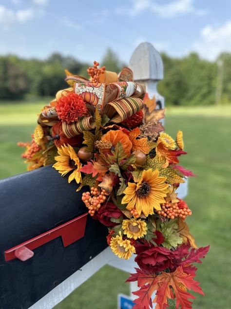 DIY Fall Mailbox Swag! Transform your mailbox into a seasonal masterpiece with vibrant artificial flowers, charming faux pumpkins, berries, and a stunning wired ribbon bow. Add a personal touch to your home's exterior decor and embrace the autumn vibes! Fall Mailbox Decor, Faux Flowers Diy, Spring Wreath Tutorial, Fall Mailbox, Mailbox Flowers, Fall Wreath Tutorial, Mailbox Swag, Diy Mailbox, Swag Ideas