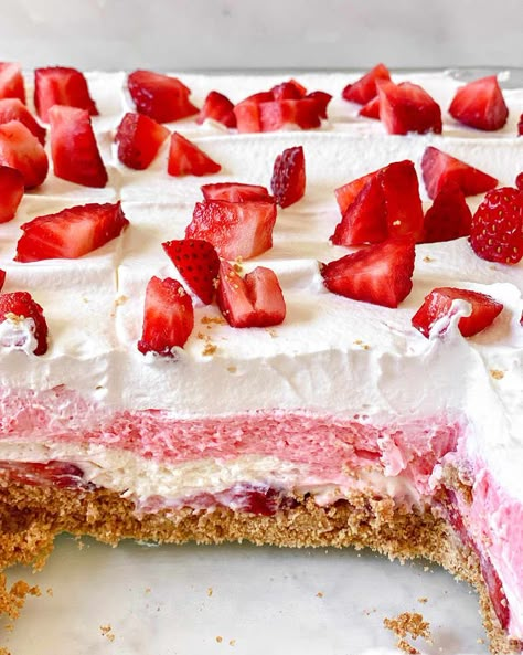 “Strawberry Delight” Is the No-Bake Dessert of Summer Strawberry Cheesecake Lasagna, Cheesecake Lasagna, Delight Dessert, Bake Sweets, Recipes Fruit, Baked Dessert, Sweet Surrender, Summer Eats, Brunch Casserole