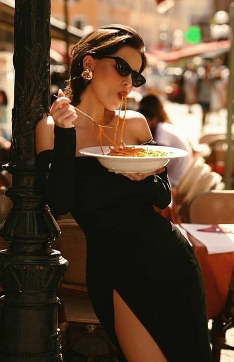 Italian Mafia Women, Italian Woman Aesthetic, Italian Wife, Italian Glam, Italian Women Style, Rome Photography, Italian Aesthetic, Paris Chic, Italy Outfits