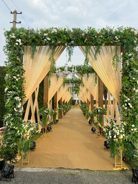 India Engagement Decorations, Wedding Walkways Outdoor, Wedding Entry Passage Decor, Entrance Gate For Wedding, Wedding Entry Decorations Entrance, Gate Entrance Wedding Decor, Simple Wedding Entrance Decor, Wedding Entrance Arch Decor, Flower Gate Decoration Wedding