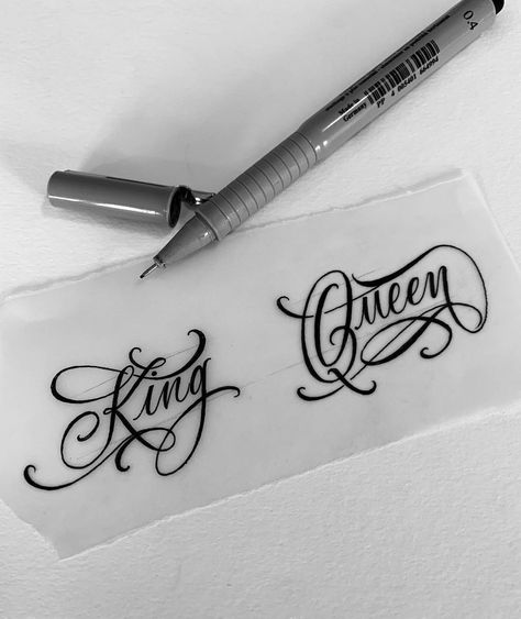 King Font Tattoo, King Queen Tattoo Design, It Is Written Tattoo, King Lettering Tattoo, Couple Tattoo Stencil, King Tattoos For Men, Tattoo Lettering Fonts For Men, Lettering Cholo, Queen Tattoo Ideas