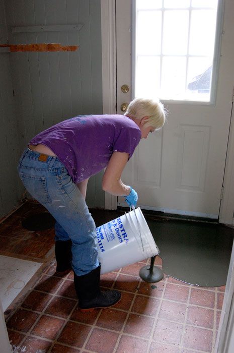 I was TERRIFIED to pour self levelling cement over my kitchen floor but after reading a ton about it online I did it. And it worked GREAT. Tutorial here. Concrete Over Tile Floor, Sement Idees, Cement Floor Diy, Concrete Floors Diy, Self Leveling Floor, Concrete Refinishing, Screed Floors, Leveling Floor, Bag Of Cement