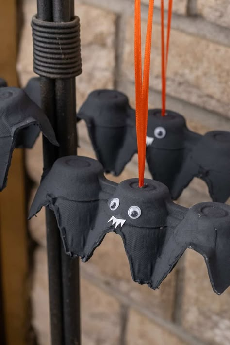 DIY Egg Carton Bats: A Spooky Recycled Halloween Craft Diy Egg Carton, Halloween Eggs, Halloween Diy Kids, Simple Halloween Decor, Halloween Origami, Bricolage Halloween, Halloween Decorations For Kids, Easy Diy Halloween Decorations, Kid Friendly Halloween