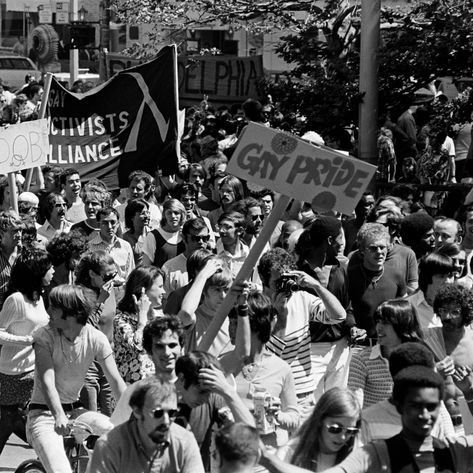 How the First Pride Parades Radicalized the Gay Rights Movement in the 1970s - Flashbak Nyc Pride, Gay Rights Movement, Stonewall Riots, Lgbt History, Spin Doctors, Gay Aesthetic, Civil Rights Movement, Pride Parade, Dark Heart