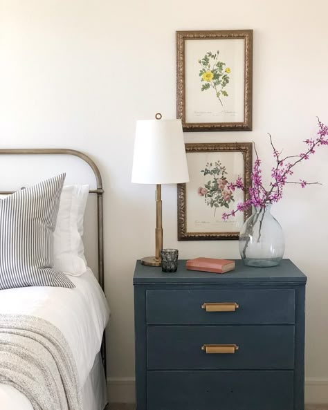 We love this pretty set-up in our guest room. What we still don’t know is where that bottom cabinet pull went missing? This might just be… Design Del Prodotto, Decoration Inspiration, Retro Home Decor, Retro Home, Bedroom Inspo, Bed Room, Home Fashion, Cheap Home Decor, My New Room