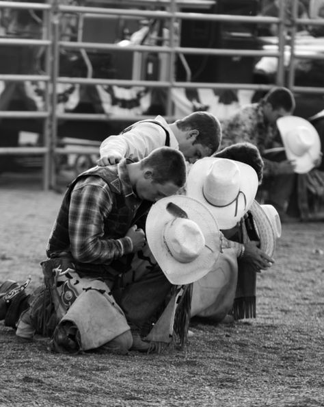 Typical rodeo. Serious. Houston hosts the world's largest one every year, and there is prayer before each event and church held for the cowboys on Sundays. Cowboys And Angels, Foto Cowgirl, Cow Boys, Real Cowboys, Into The West, Rodeo Life, Western Life, Cowboys And Indians, Cowboy Up