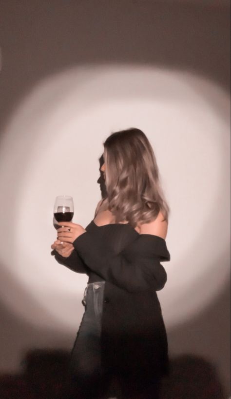 Elegant Photoshoot Ideas Classy Simple, Diy Profile Picture Ideas, Wine Glass Poses, Photoshoot With Wine Glasses, Poses With Wine Glasses, Picture With Wine, Wine Glass Photoshoot, Pose With Wine, Wine Poses