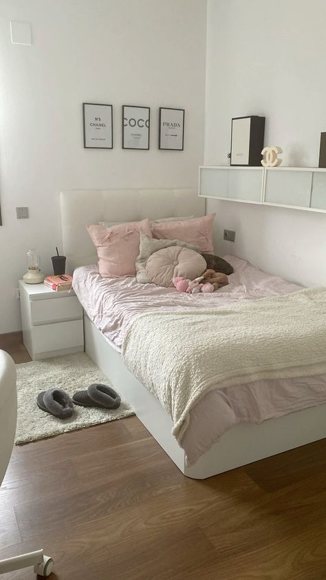 White Pink Bedroom Aesthetic, Pale Pink Room Aesthetic, Pink Minimalistic Room, Pink White Room Aesthetic, Clean Girl Bedroom Pink, Simple Pink Room Aesthetic, Small Bedroom Aesthetic Minimalist, White Room With Pink Accents, Pink And White Aesthetic Room