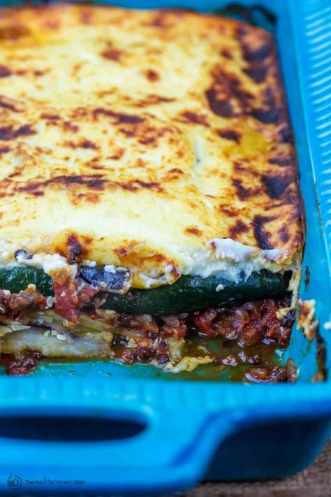 This recipe tutorial is all you need for the BEST vegetarian moussaka! Layers of roasted vegetables;t tasty tomato-lentil sauce; topped w/ creamy bechamel sauce! You'll learn step-by-step how to make this moussaka perfectly every time. #moussaka #vegetarian #greekrecipes #eggplant #eggplantcasserole Moussaka Recipe Vegetarian, Vegetarian Moussaka Recipe, Moussaka Recipe Easy, Vegetable Moussaka, Lentil Sauce, Vegetarian Moussaka, Veggie Pie, Eggplant Moussaka, Moussaka Recipe