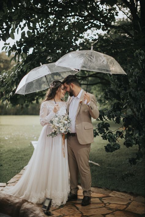 Rainy Wedding Photos, Christian Bridal Saree, Rain Wedding, Foto Wedding, Couple Engagement Pictures, Pre Wedding Shoot Ideas, Pre Wedding Photoshoot Outdoor, Rainy Wedding, Creative Wedding Photography