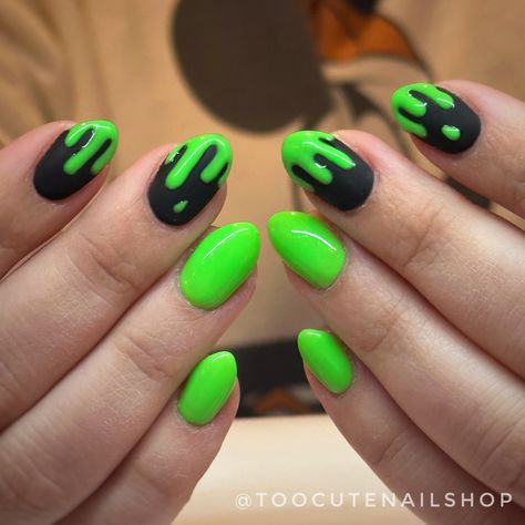 Neon Green Drip Nails, Slime Nails Design, Neon Green Nails Halloween, Matt Black Halloween Nails, Halloween Slime Nails, Slime Nail Art, Neon Green And Black Nail Designs, Lime Green Halloween Nails, Neon Green Halloween Nails