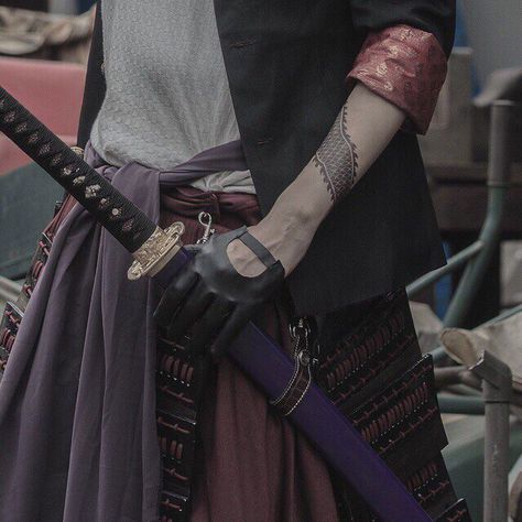 Two Swords, Japan Aesthetic, Japanese Aesthetic, Character Aesthetic, Mulan, Look Cool, Swords, Pose Reference, Dark Aesthetic