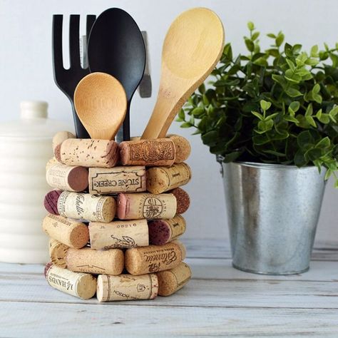 Diy Kitchen Utensil Holder, Utensils Holder Diy, Diy Utensil Holder, Diy Utensils, Wine Cork Diy Crafts, Cork Crafts Diy, Interior Boho, Kitchen Design Diy, Sharpie Mug