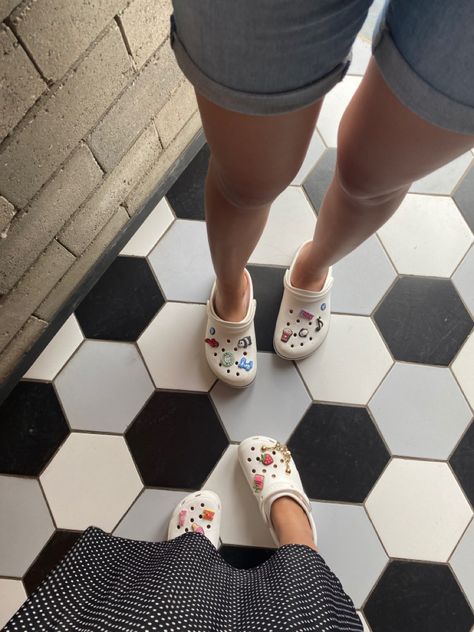 Crocs Jibbitz Chain, White Crocs With Jibbitz, White Crocs Jibbitz Ideas, High Heel Crocs, Crocs With Jibbitz, Crocs Ideas, White Crocs, Crocs Fashion, Crocs Jibbitz