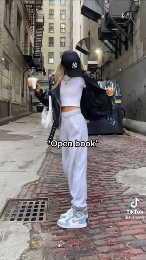 New York Outfit Aesthetic, Outfit Tuta, Grey Pants Outfit, Grey Tracksuit, New York Outfit, Cozy Sweatpants, Tracksuit Pants, Fabric Light, Grey Pants