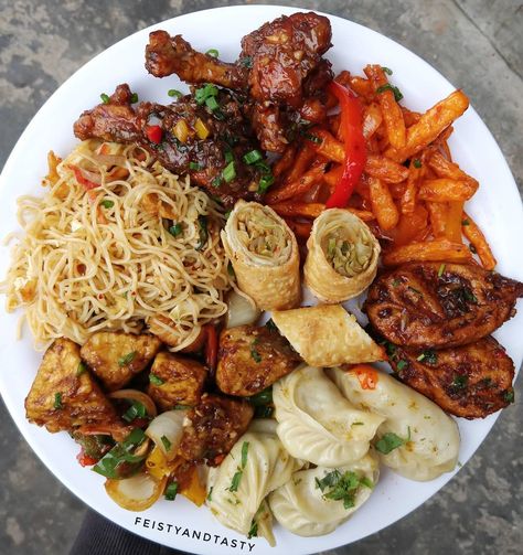 Chinese Food Aethstetic Take Out, Chinese Food Platter, Chinese Food Aethstetic, Chinese Takeout Aesthetic, Chinese Dinner Table, Chinese Food Aesthics, Chinese Dinner Party, Chinese Food Photography, Paneer Momos