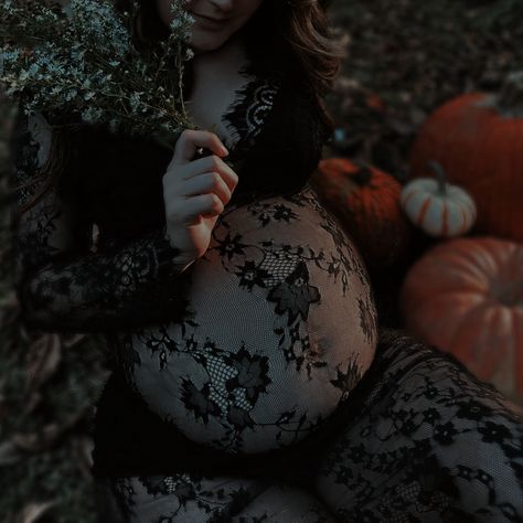 Spooky Season Maternity Shoot, Pregnant Witch Photoshoot, October Maternity Shoot Ideas, Halloween Maternity Shoot Ideas, Maternity Shoot Halloween, Magical Maternity Shoot, Black Maternity Pictures Outside, Halloween Themed Maternity Shoot, Halloween Maturity Shoot