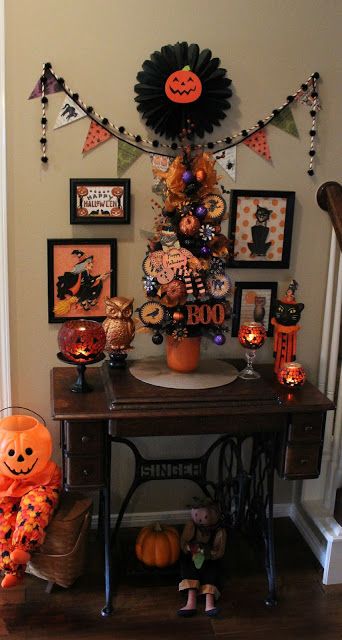 Crafty in Crosby: Vintage Halloween Vignette Fall Christmas Tree, Halloween Vignette, Halloween Queen, Elegant Halloween, Halloween Tree, Halloween Cross Stitches, Vintage Halloween Decorations, Halloween Displays, Halloween Trees