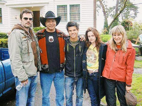 best of twilight cast on Twitter: "Twilight (2008) behind the scenes… " Billy Black, Billy Burke, Twilight 2008, Twilight Saga Series, Twilight Cast, Twilight Photos, Twilight Film, Twilight New Moon, Twilight Pictures