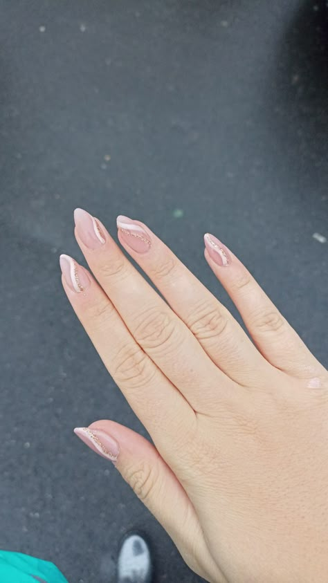 #gold #nails #nailart #rosegold #pink #golden #goldennails #squiggle #nailinspo #trend #trendy #lines Gold Squiggle Nails, Basic Birthday Nails, Squiggle Line Nails, Nails Squiggle, Rosegold Nailart, Squiggle Nails, Golden Nails, Light Pink Nails, Formal Nails